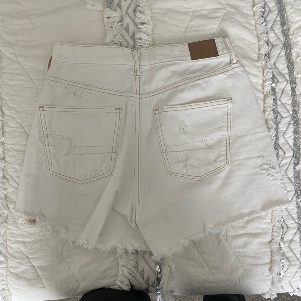 American Eagle White 90s Boyfriend Shorts - Picture 4 of 4
